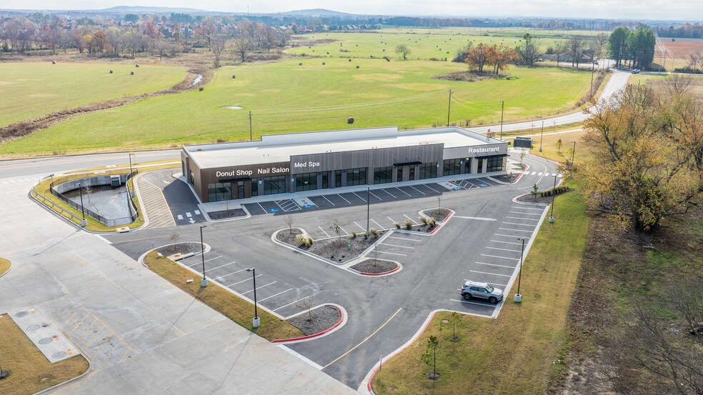 More Photos Of 5400 S Pinnacle Hills Pky, Rogers Storefront For Sale