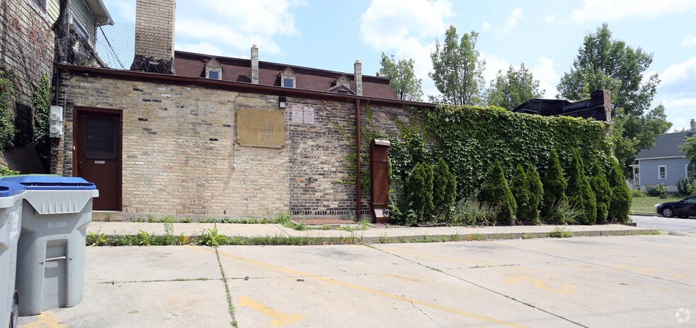 More Photos Of 820-832 E Locust St, Milwaukee Storefront For Sale