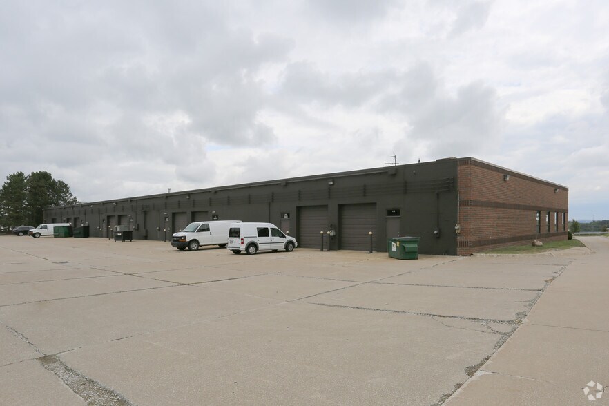 More Photos Of 101-180 Ken Mar Industrial Pky, Broadview Heights Showroom For Lease