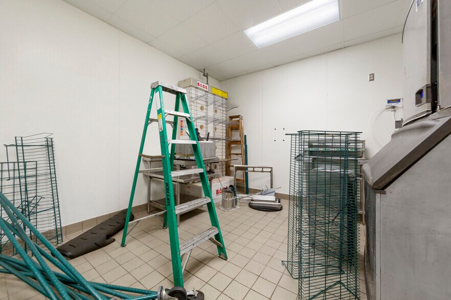 More Photos Of 101 W Lind St, Mankato Fast Food For Sale