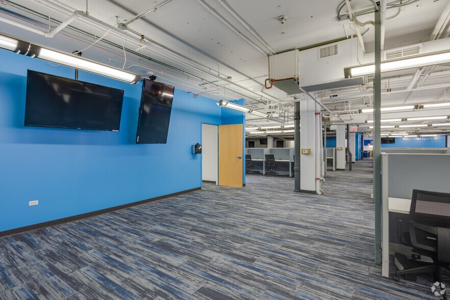 More Photos Of 225 W Superior St, Chicago Office For Lease