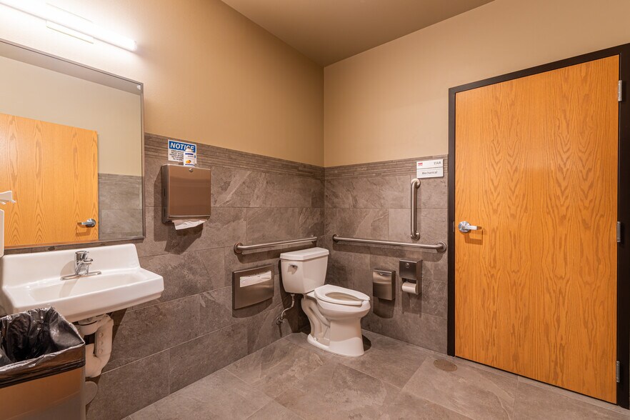 More Photos Of 1095 SE Bishop Blvd, Pullman Office For Sale