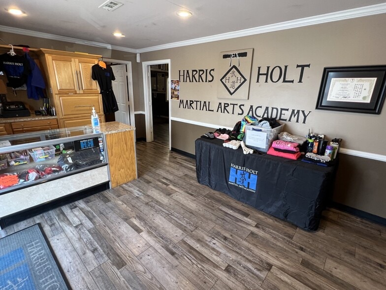 More Photos Of 211 W Dunbar Cave Rd, Clarksville Warehouse For Sale
