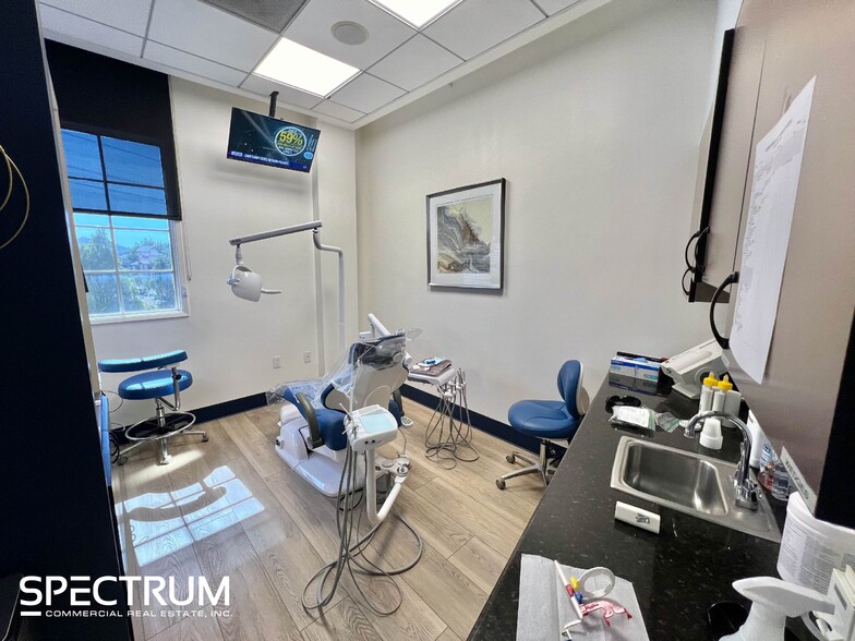 More Photos Of 23206 Lyons Ave, Santa Clarita Medical For Sale