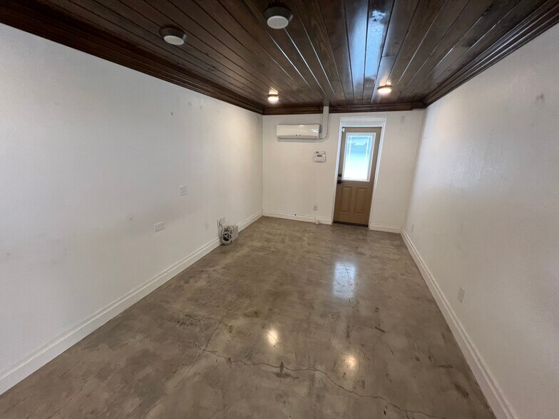 More Photos Of 2323 W Aileen St, Tampa General Retail For Lease