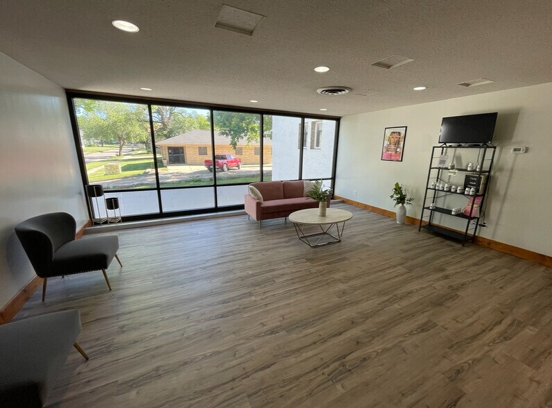 More Photos Of 116 W 19th St, Falls City Showroom For Sale