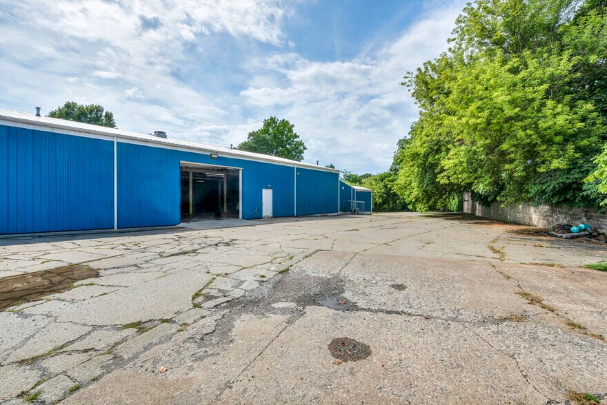 More Photos Of 215 W Bridge St, Elyria General Retail For Sale