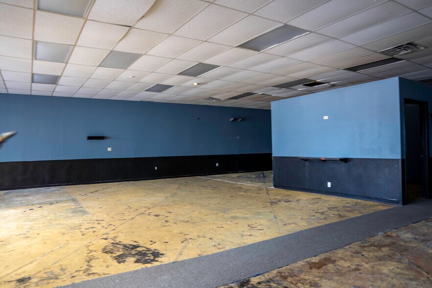 More Photos Of 1002-1010 NW Radial Hwy, Omaha Unknown For Lease