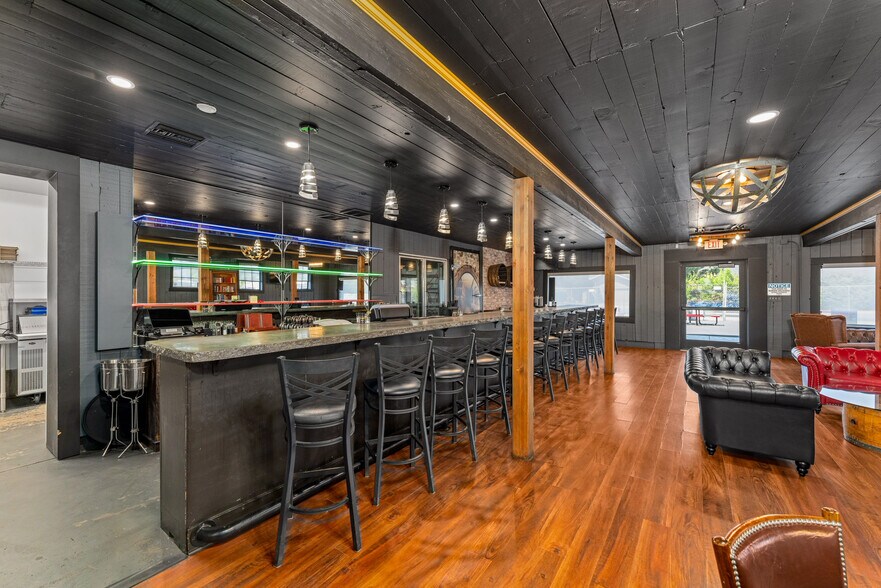More Photos Of 2039 Redwood Ave, Grants Pass Restaurant For Sale