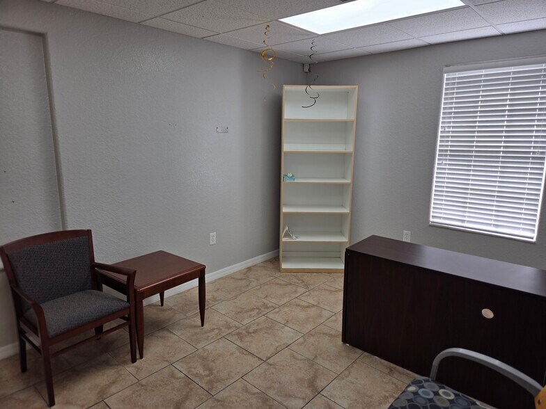 More Photos Of 143 N Oakwood Ave, Brandon Office For Lease