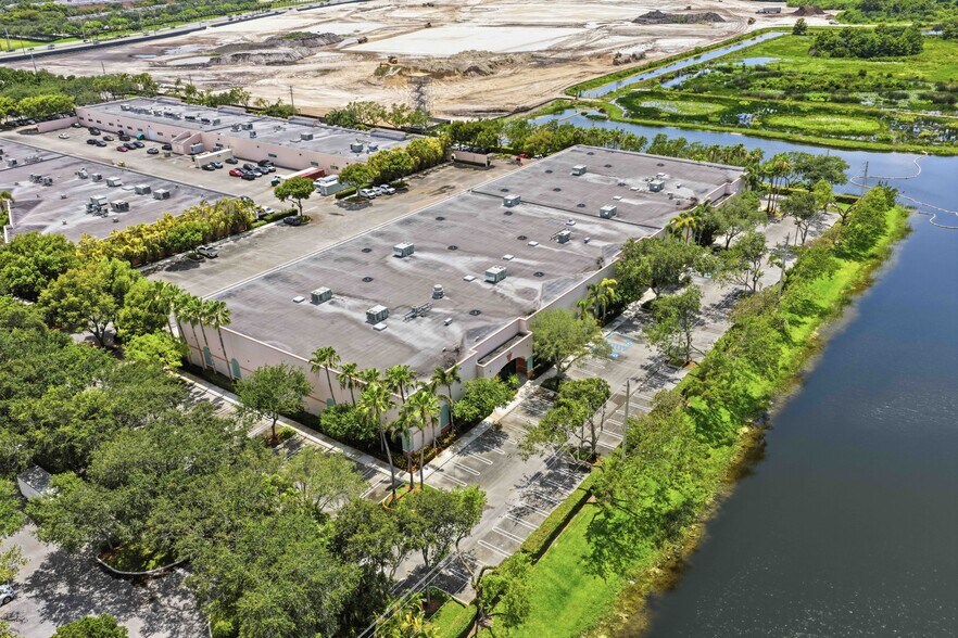More Photos Of 2704-2784 Executive Way, Miramar Warehouse For Lease