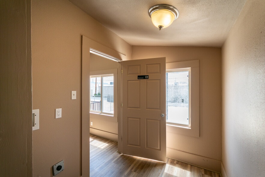 More Photos Of 310 E Oak St, Kingman Office For Sale