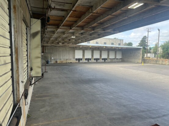 More Photos Of 9710 NE Glass Plant Rd, Portland Manufacturing For Lease