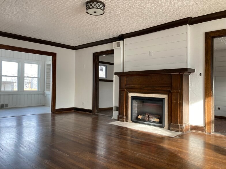 More Photos Of 220 W 80th Ter, Kansas City Storefront Retail Office For Sale