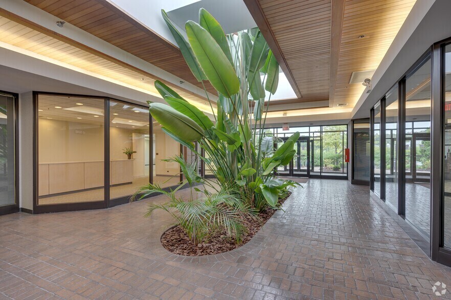 More Photos Of 3020 Woodcreek Dr, Downers Grove Unknown For Lease