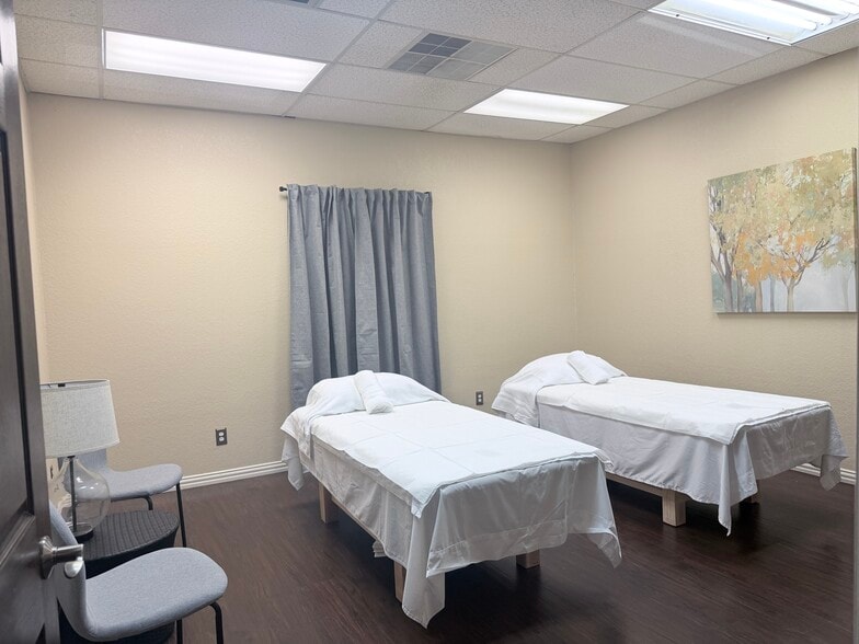 More Photos Of 2313 Roosevelt Dr, Dwg Office For Sale