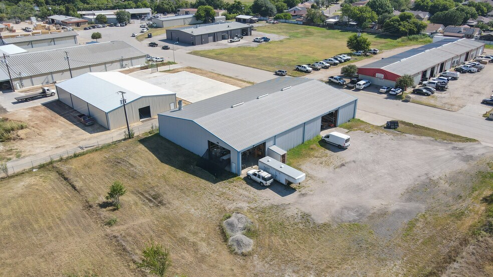 More Photos Of 328 Thomas Pl, Everman Manufacturing For Sale