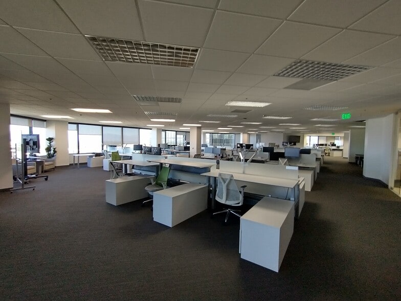 More Photos Of 21700 Oxnard St, Woodland Hills Office For Lease