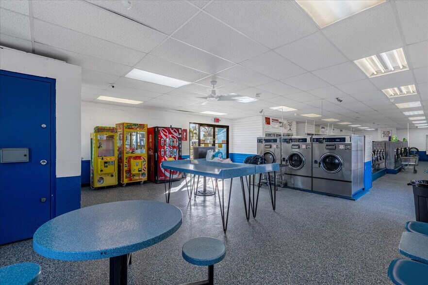 More Photos Of 701 E Canal St, Mulberry Convenience Store For Sale