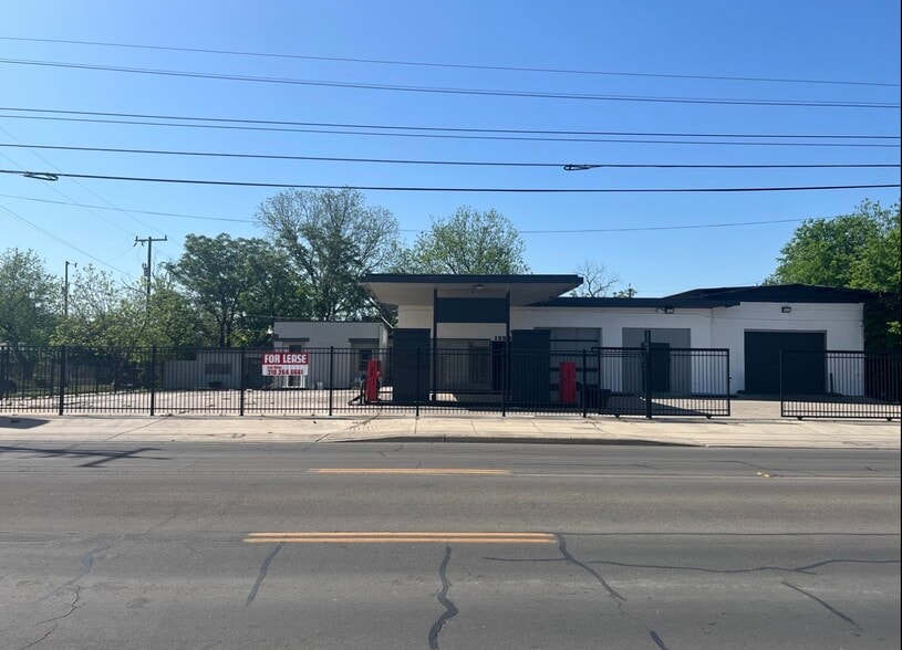 Primary Photo Of 1850 E Houston St, San Antonio Auto Repair For Lease