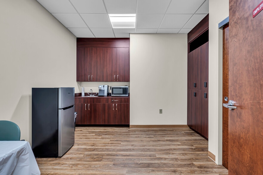 More Photos Of 500 Park Ave, Manalapan Township Medical For Lease