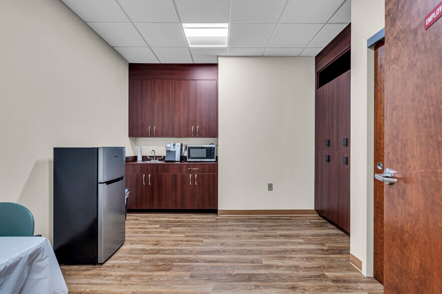 More Photos Of 500 Park Ave, Manalapan Township Medical For Lease