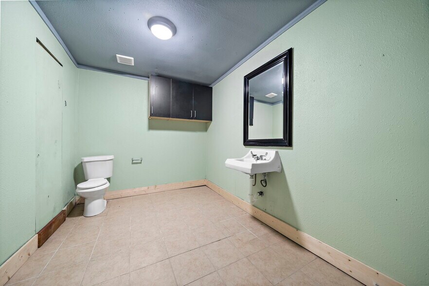 More Photos Of 120 N Bryan St, Houston Warehouse For Lease