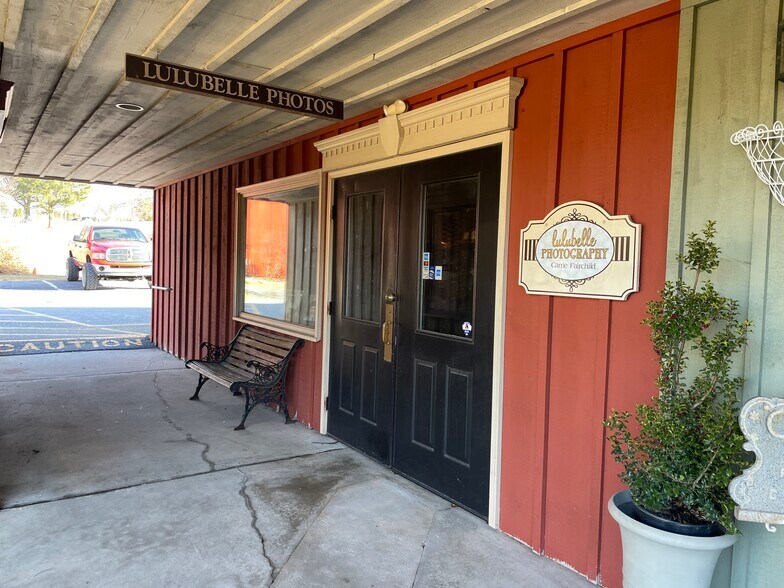 More Photos Of 2 E 28th Division Hwy, Lititz Storefront Retail Office For Lease