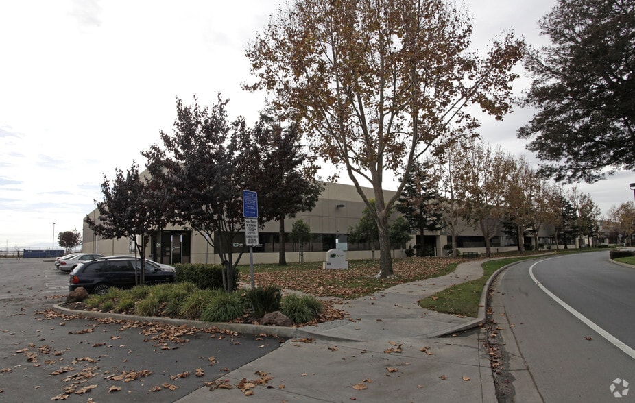 More Photos Of 8328 Central Ave, Newark Warehouse For Lease