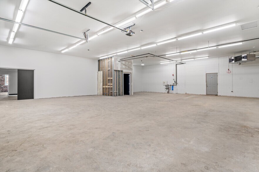 More Photos Of 894 Lafayette Rd, Seabrook Warehouse For Lease