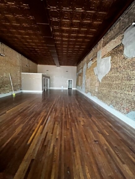 More Photos Of 204 W Knox St, Ennis Storefront Retail Office For Lease