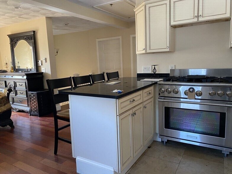 More Photos Of 1074 Washington St, Attleboro Storefront Retail Residential For Sale