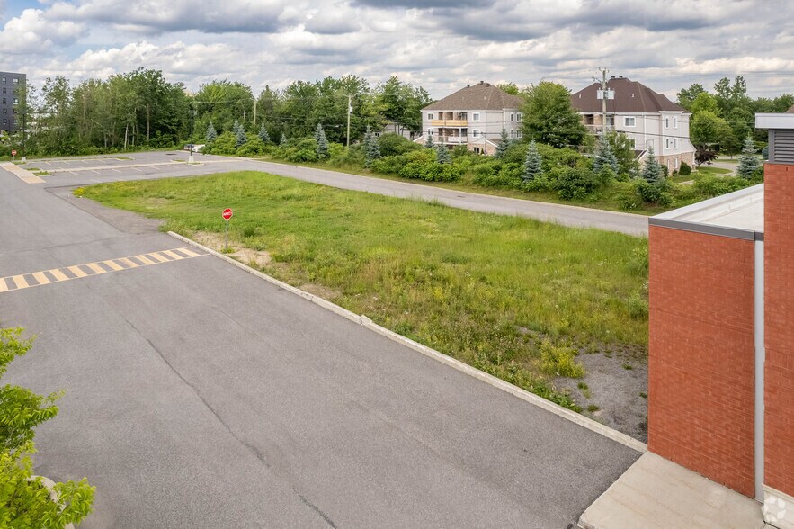 More Photos Of 2735 Boul De La Pinière, Terrebonne General Retail For Lease
