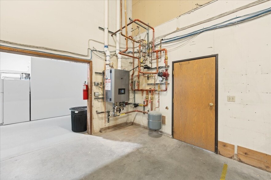 More Photos Of 3408 International St, Fairbanks Warehouse For Lease