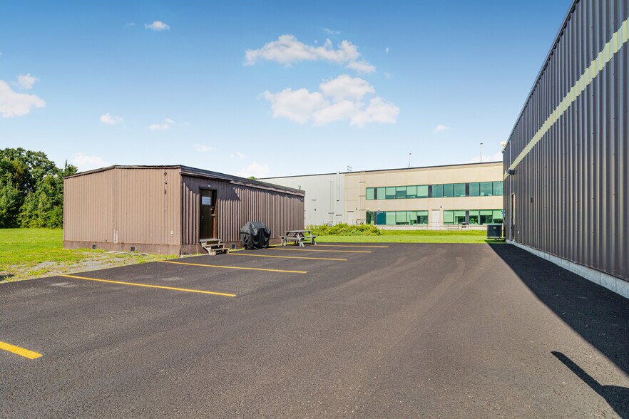 More Photos Of 126 Iber Rd, Ottawa Showroom For Sale