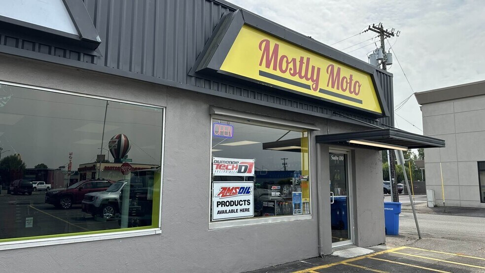 More Photos Of 717 Vandercook Way, Longview Storefront For Lease