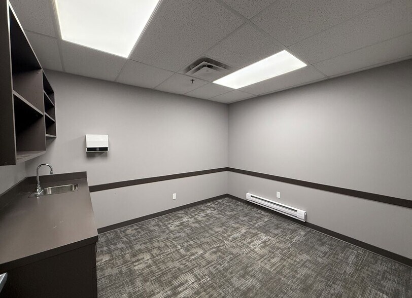 More Photos Of 2100 8th St E, Saskatoon Office For Lease