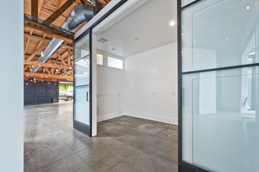 More Photos Of 3921 W Jefferson Blvd, Los Angeles Flex For Lease