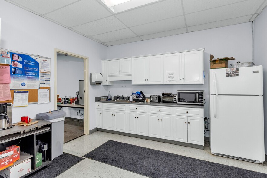 More Photos Of 1703 Marvin Griffin Rd, Augusta Light Distribution For Lease