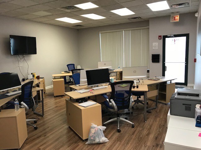 More Photos Of 1024-1036 Busse Hwy, Park Ridge Showroom For Sale