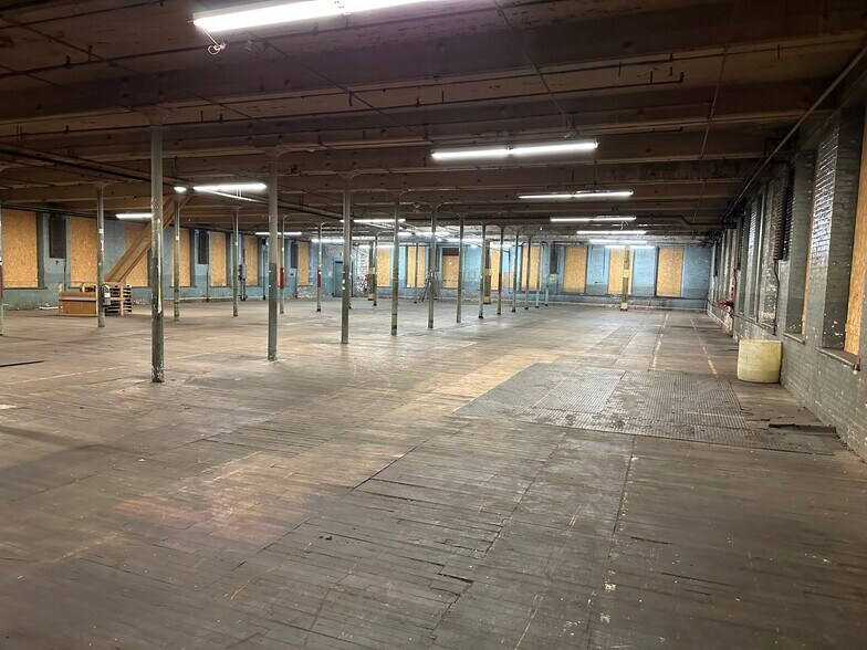 More Photos Of 17 Mill Pl, New York Mills Warehouse For Lease