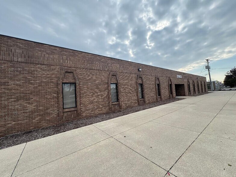 Primary Photo Of 23933 Allen Rd, Trenton Medical For Lease