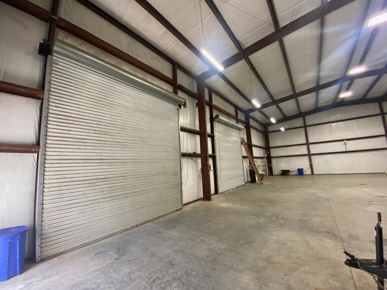 More Photos Of 19924 Chestnut Dr, Foley Showroom For Lease