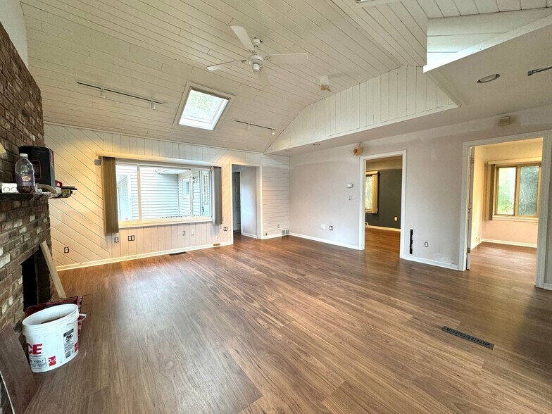 More Photos Of 2016 Straits Tpke, Middlebury Storefront Retail Office For Lease