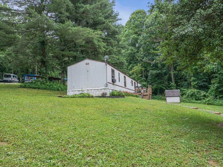 More Photos Of 40 Hemlock Hill Dr, Arden Manufactured Housing Mobile Home Park For Sale