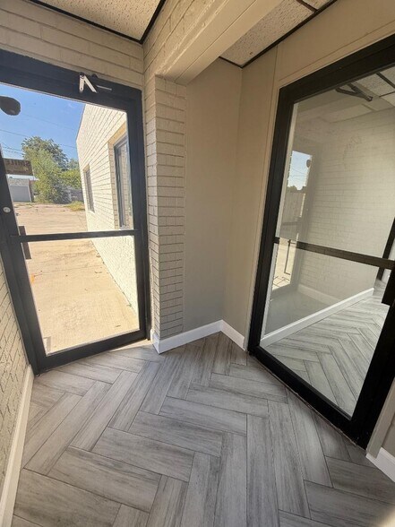 More Photos Of 210 N Flood Ave, Norman Office For Lease