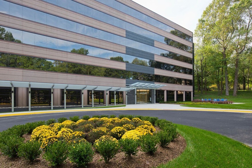 More Photos Of 3160 Fairview Park Dr, Falls Church Office For Lease