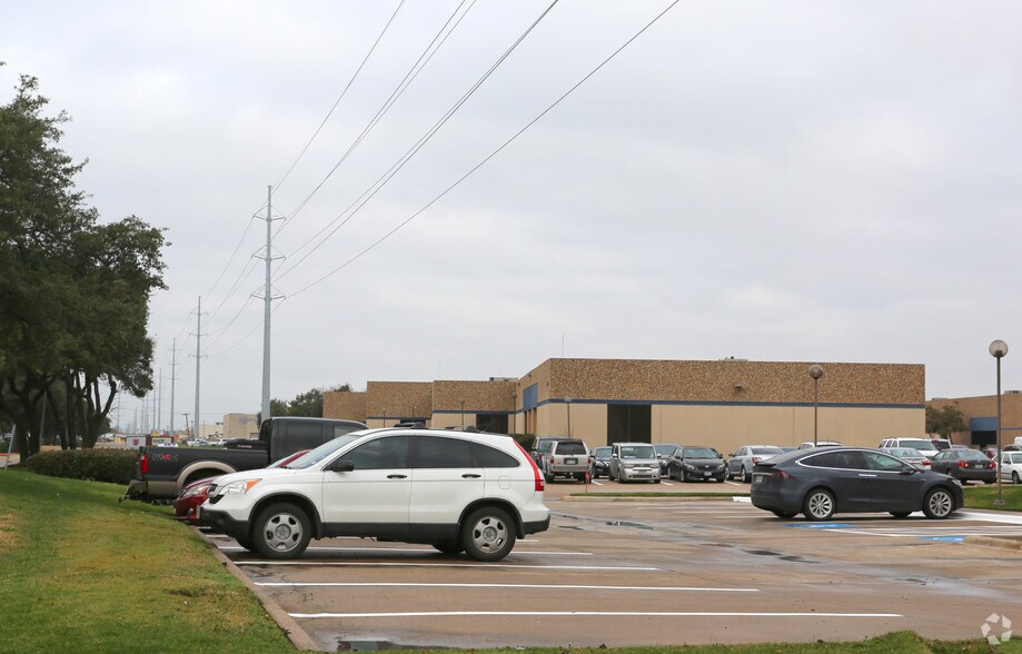 More Photos Of 1825 Monetary Ln, Carrollton Distribution For Lease