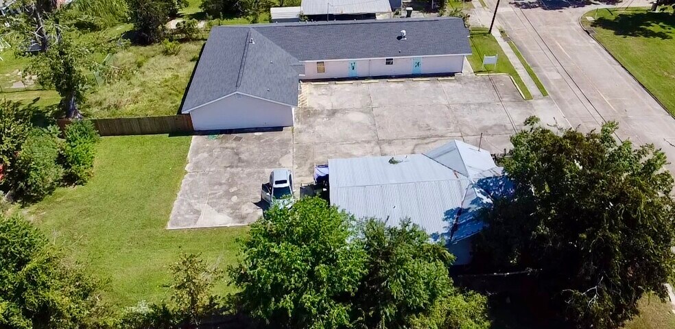 More Photos Of 2129 Mill St, Lake Charles Light Distribution For Sale