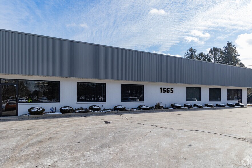 More Photos Of 1565 Sycamore Ave, Bohemia Warehouse For Lease